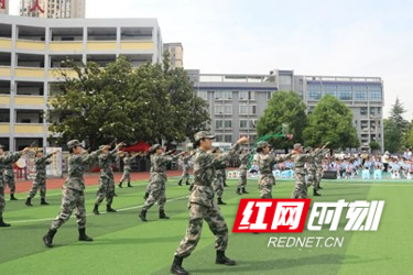 迷彩筑童心 立志向未来——吉首大学民兵预备大队国防教育进校园活动